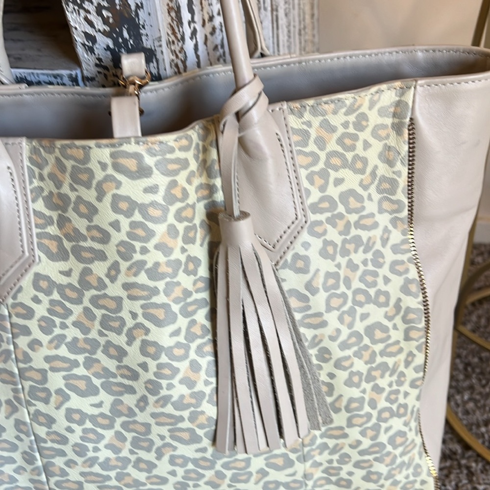 LAUREN MERKIN
Reese Toffee High Gloss Leather
Zipper Trim Tote‎ Made In U… - Picture 3 of 14